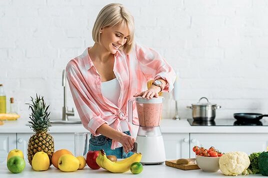 girl makes smoothies to lose weight in the smoothie